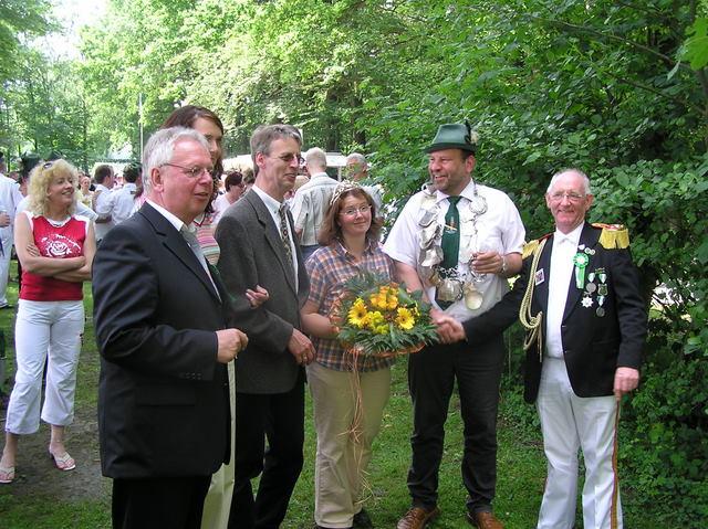 Karte 023.jpg - Das Jubiläumskönigspaar "reinhard Neumann und Ulla Schlüter" kurz nach dem Königsschuß.